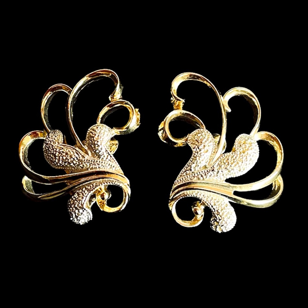 Vintage Sarah Coventry Frosted Feather 1960’s Stylized Swirl Clip On Earrings.